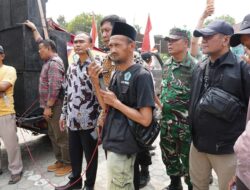 Ratusan Warga Demo Kades Karangsembung, Anggota DPRD Brebes Redam Emosi via Telepon