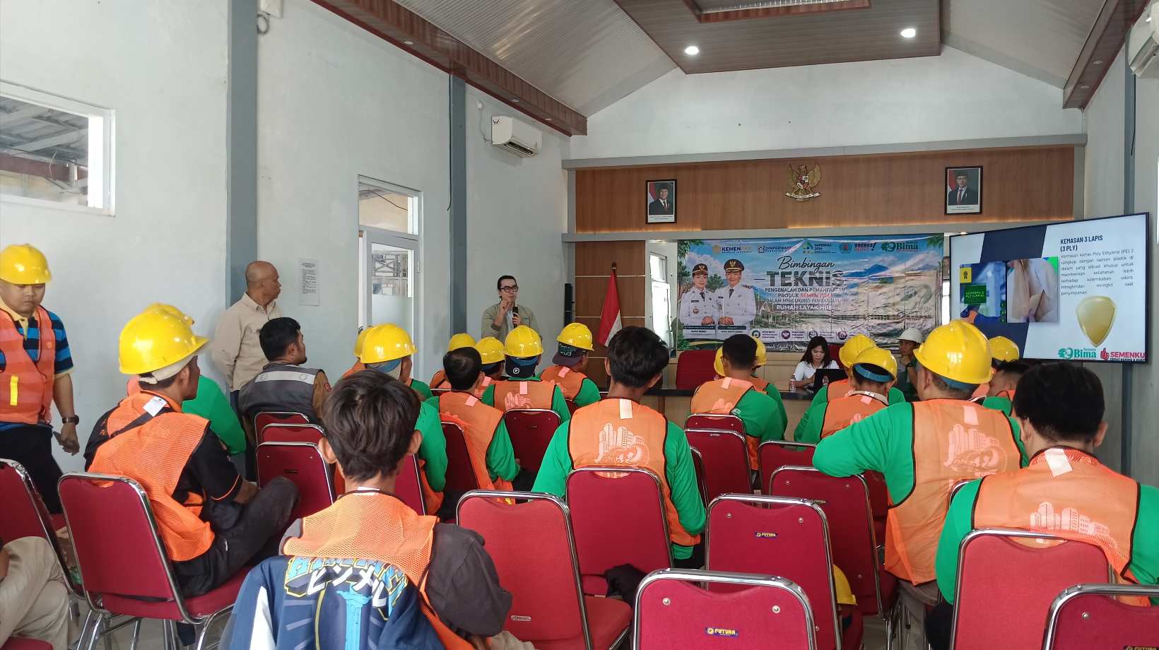 Disperwakim melatih 45 tukang bangunan untuk bantuan bedah rumah merah putih.