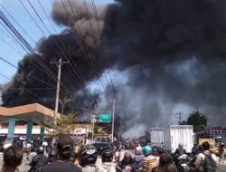 Pabrik Cetakan Outsole Sepatu di Tanjung Brebes Terbakar, Tiga Unit Mobil Damkar Tiba di Lokasi