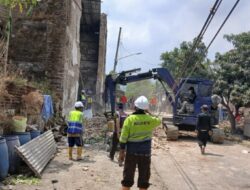 Andalan Beton Kerahkan Alat Berat Bantu Bersihkan Reruntuhan Gedung Hogwan Bumiayu