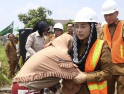 Tangis Haru Rasti Pecah di Pelukan Bupati Paramitha, Rumah Layak Huni Segera Dibangun