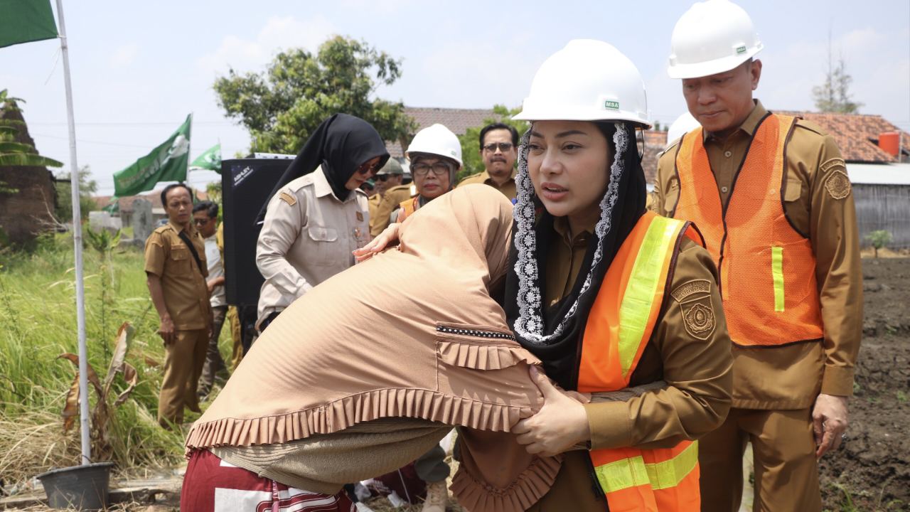 Rasti warga Larangan Brebes menangis haru saat mendapat bantuan rumah dari Bupati Paramitha