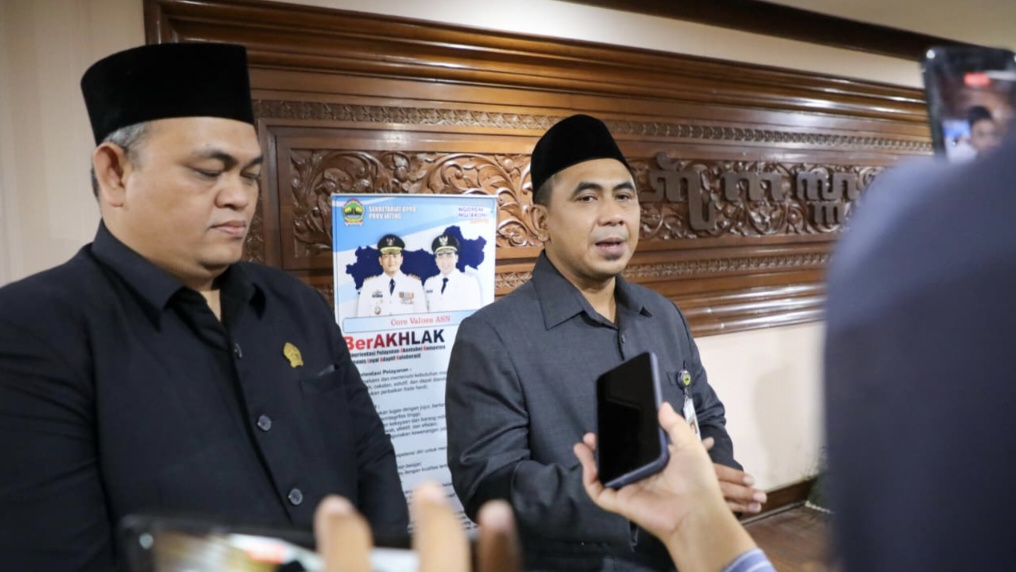 Ratusan siswa dan guru SMAN 1 Lasem Rembang diduga keracunan MBG. Wagub Jateng Taj Yasin tegaskan evaluasi SOP dan ancam tutup SPPG