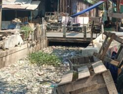 Saluran Irigasi di Pusat Kota Brebes Dipenuhi Sampah, Bau Busuk Ganggu Pengunjung Pasar