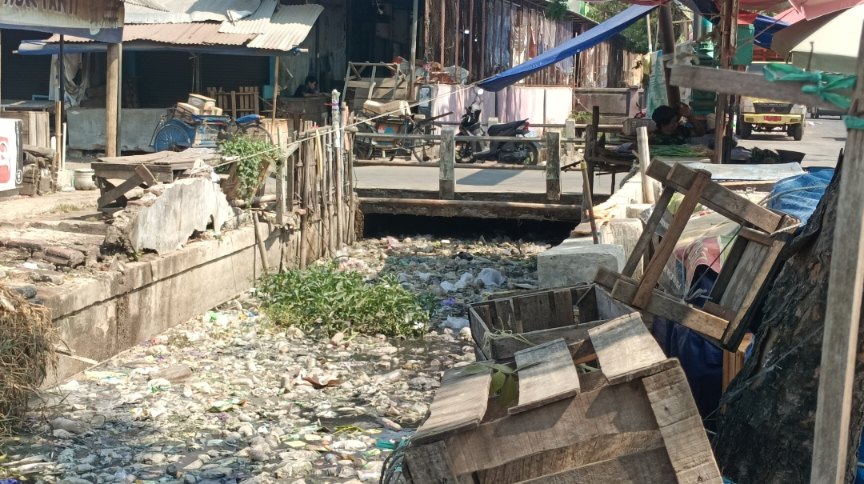 Saluran irigasi di pusat Kota Brebes dipenuhi sampah dan menimbulkan bau busuk