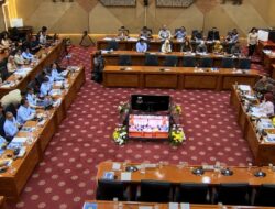 Keracunan MBG Tembus 50 Ribu Korban, DPR Desak BGN Tanggung Jawab dan Ortu Bisa Gugat BGN