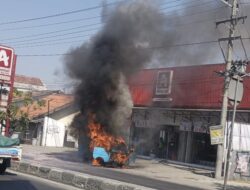 Mobil Mogok di Pantura Klampok Brebes Tiba-tiba Terbakar, Pemilik dan Montir Berhamburan Keluar