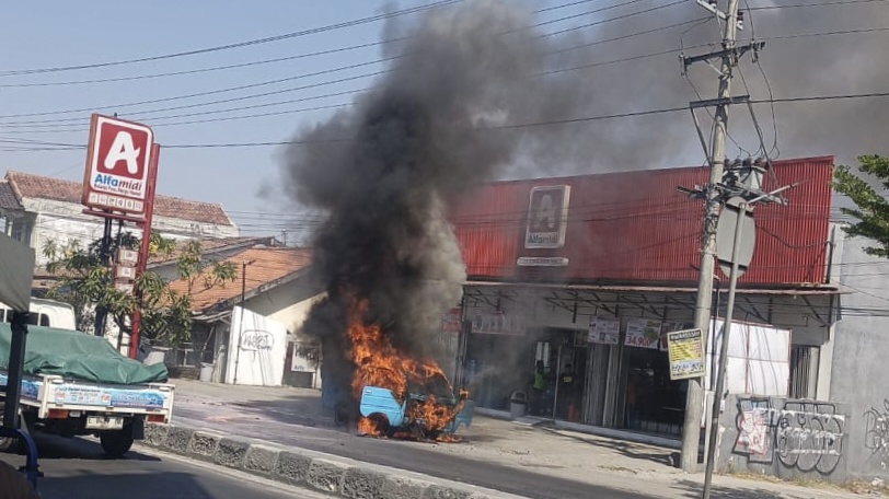 Mobil terbakar saat diperbaiki di jalur Pantura Klampok Brebes