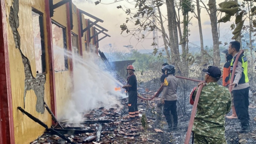 Kebakaran SMA Negeri 1 Bantarkawung Brebes menghanguskan enam ruang kelas