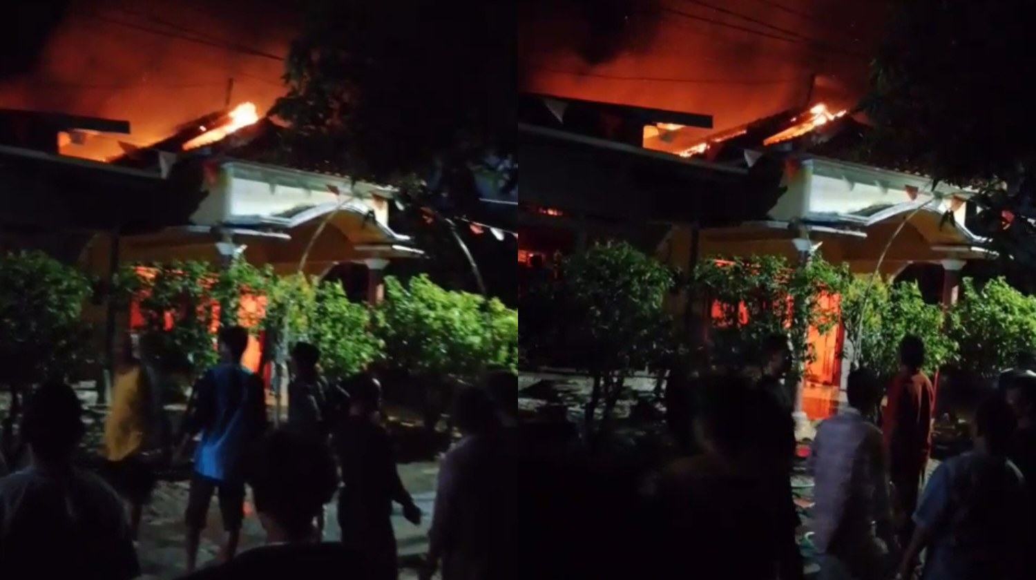 Petugas Damkar memadamkan kebakaran rumah di Desa Pesantunan, Wanasari, Brebes