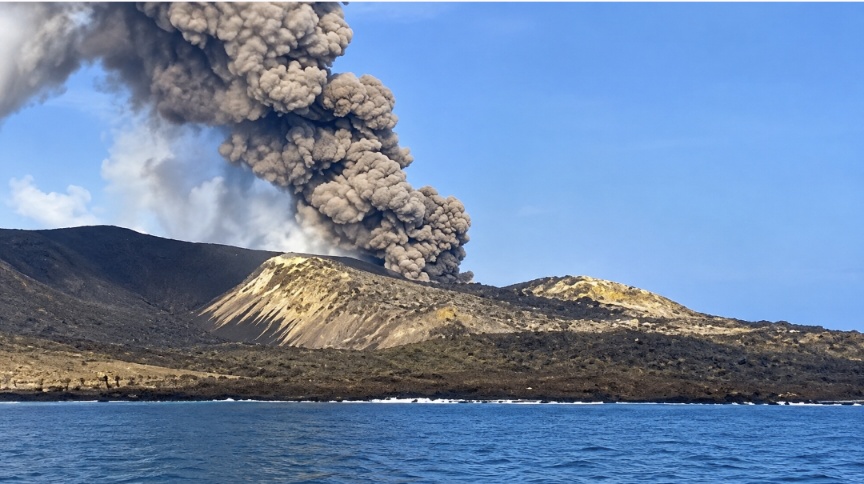 Erupsi Gunung Anak Krakatau di Selat Sunda