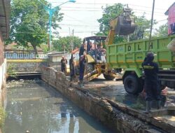 Saluran Mampet dan Bau di Pusat Kota Brebes Dibersihkan, Normalisasi Segera Dilakukan