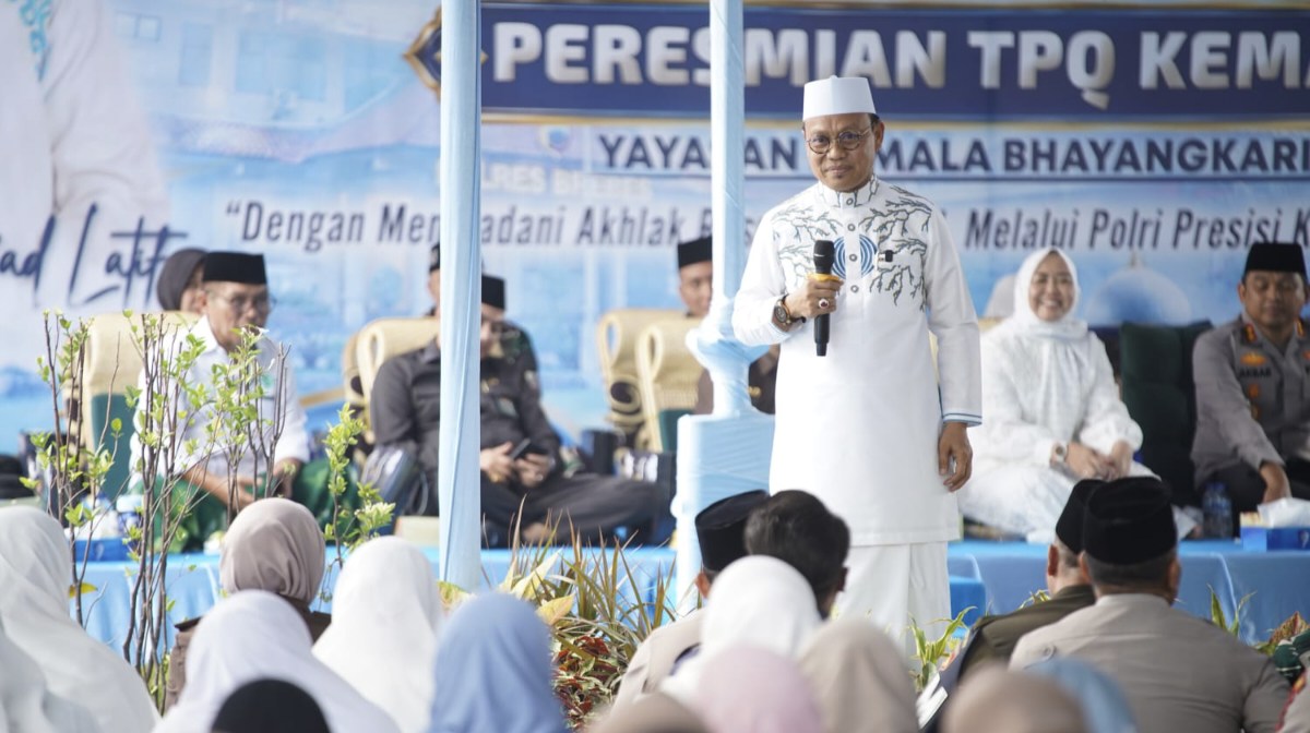 Ustadz Das’ad Latif mengingatkan anggota Polres Brebes agar tidak hanya mengandalkan profesionalitas, tetapi juga menjaga sholat, kesabaran dan akhlak dalam melayani masyarakat