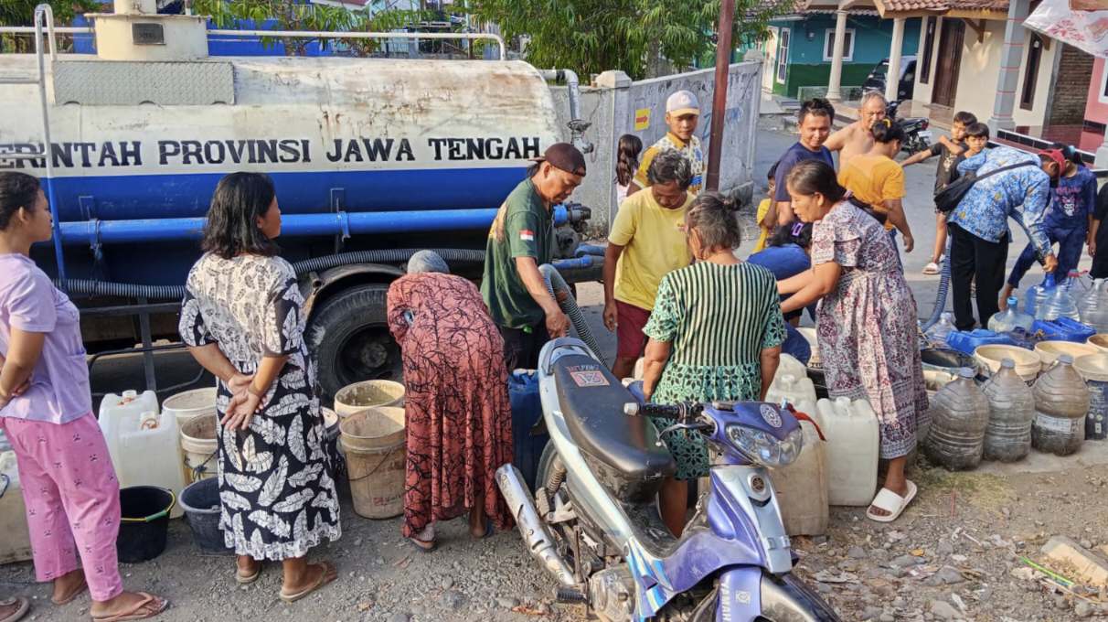 Droping air bersih di wilayah kekeringan Brebes