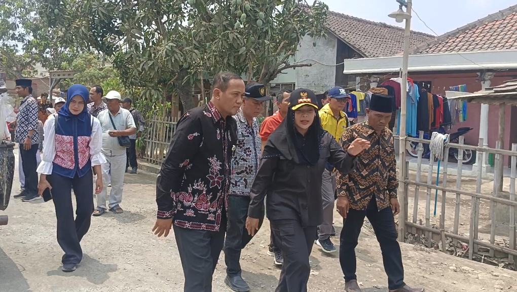 Bupati cek jalan rusak di Brebes dan memastikan akan segera memperbaiki
