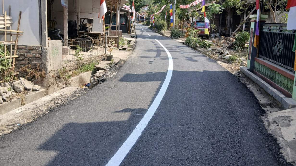 Jalan poros Ciawi-Banjarsari di Kecamatan Bantarkawung, Brebes, kini lebih lebar dan mulus