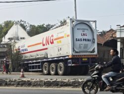 Truk Tronton Oleng di Pantura Brebes, Tabrak Pengendara Motor dan Hantam Rumah Warga