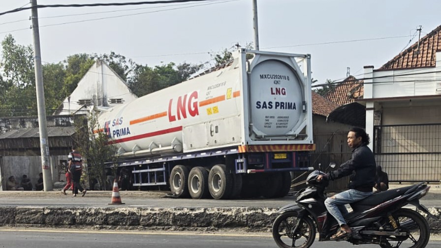 Truk tronton menabrak rumah warga di Pantura Tanjung Brebes