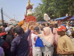 Sejumlah Warga Kecopetan saat Menonton Kirab Hasil Tani dalam Festival Bawang Merah Brebes