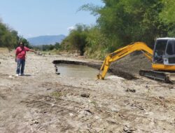 Disebut Ditangani Rp 270 Miliar, Warga Swadaya Perbaiki Tanggul Jebol Sungai Babakan Brebes