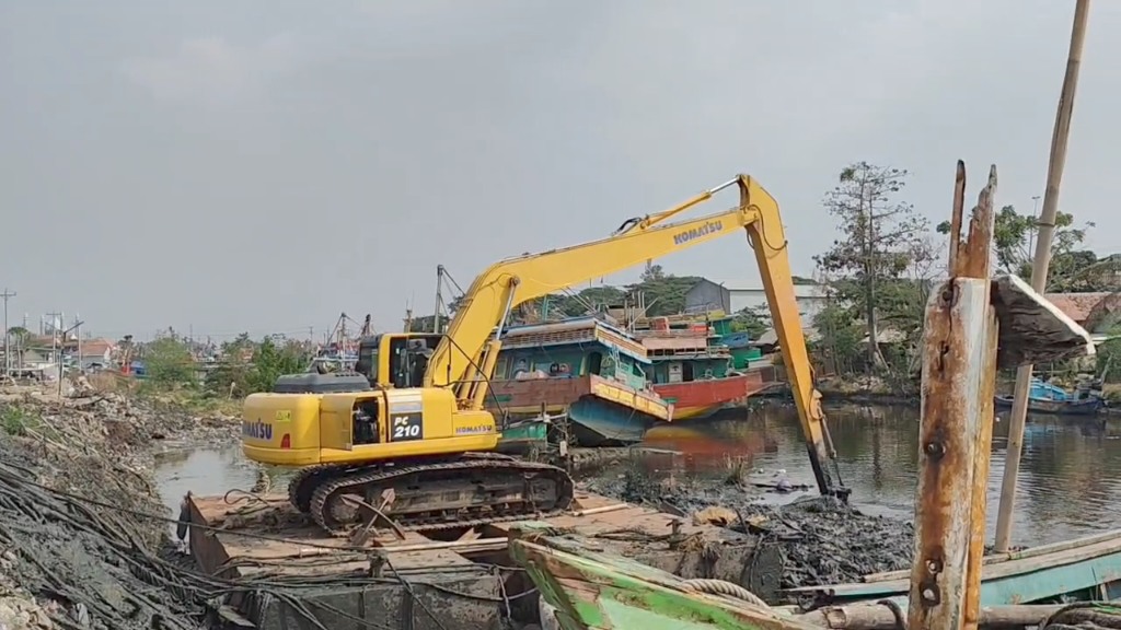 Nelayan Kluwut Brebes patungan mendatangkan alat berat untuk mengeruk endapan lumpur sungai
