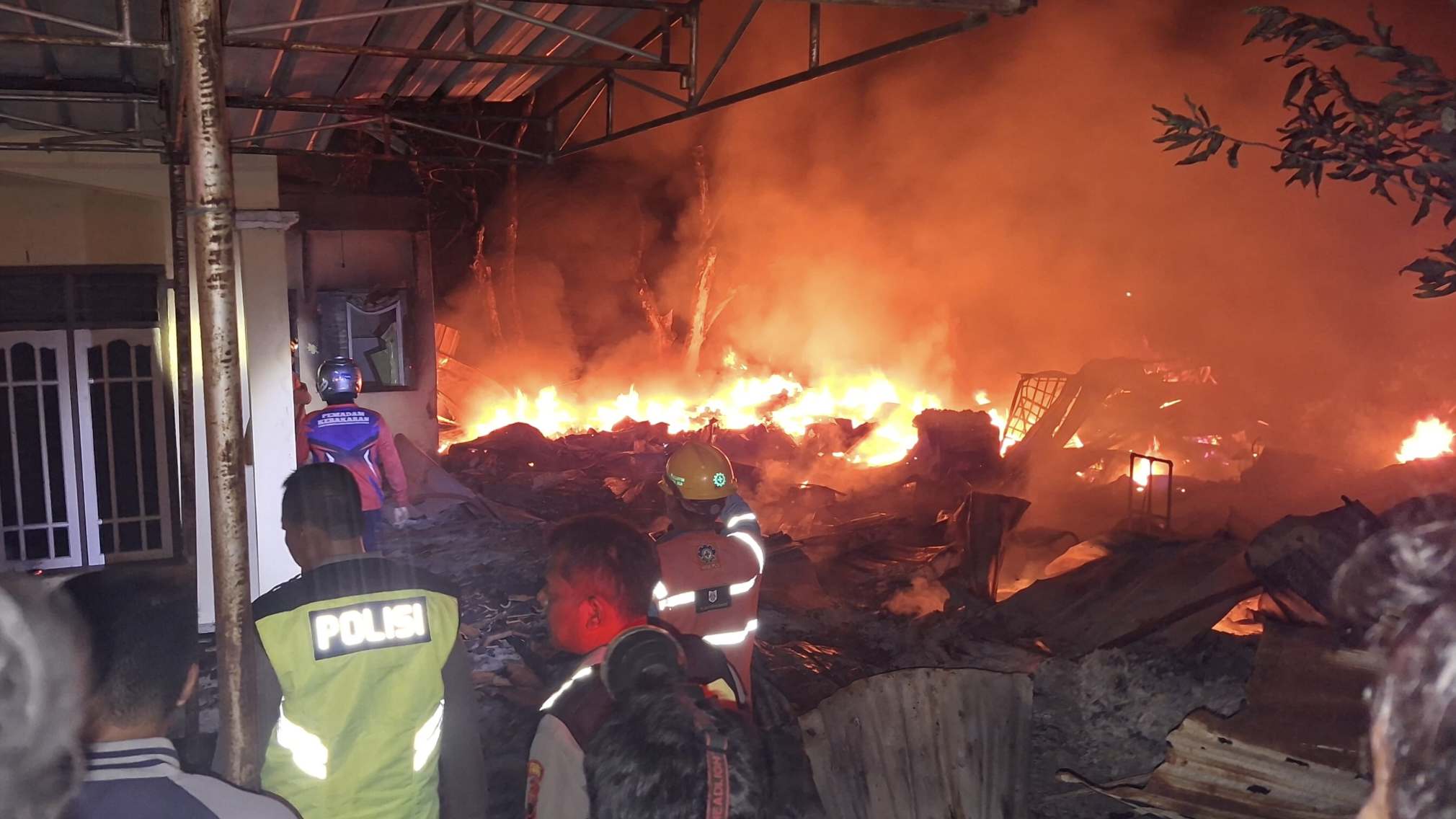 Kebakaran gudang rongsok dan rumah di Banjar Lor Banjarharjo Brebes