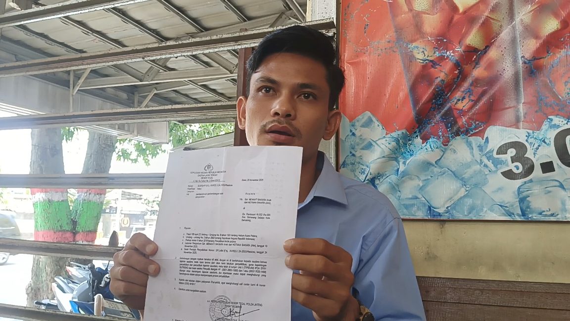Arjuna, korban dugaan penipuan modifikasi motor, menunjukkan laporan kasus saat berada di Slawi, Kabupaten Tegal.