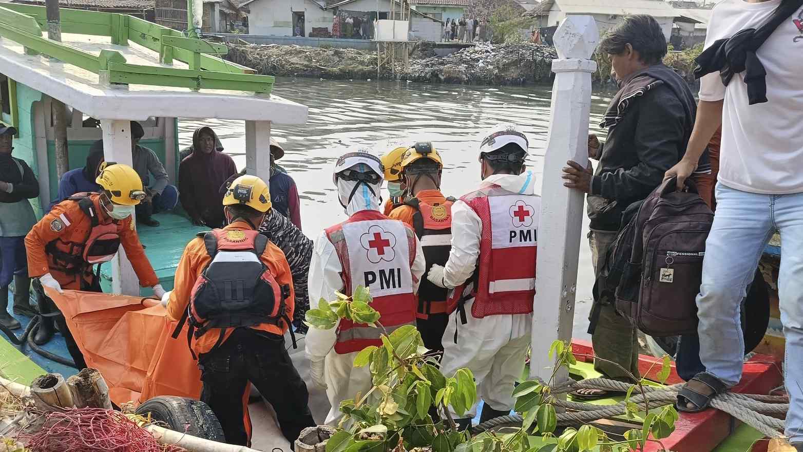 PMI Kabupaten Brebes mengevakuasi jenazah nakhoda kapal nelayan di Dermaga Desa Kluwut
