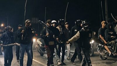 Konvoi remaja membawa parang dan celurit di jalan wilayah Losari Brebes