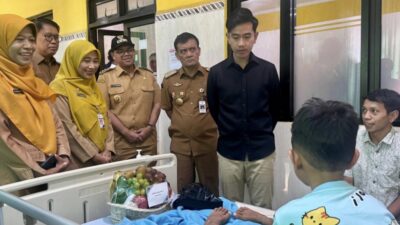 Wapres Gibran meninjau korban dugaan keracunan MBG di Batang