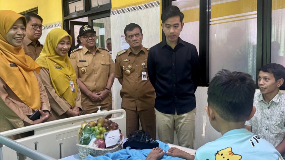 Wapres Gibran meninjau korban dugaan keracunan MBG di Batang