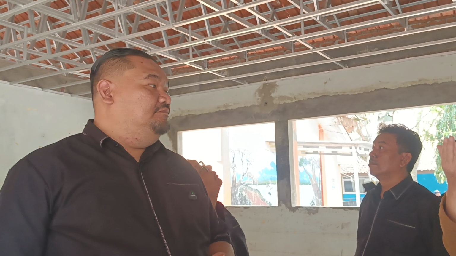 DPRD Brebes sidak proyek revitalisasi SMPN 1 Banjarharjo dan menemukan persoalan pemasangan baja ringan