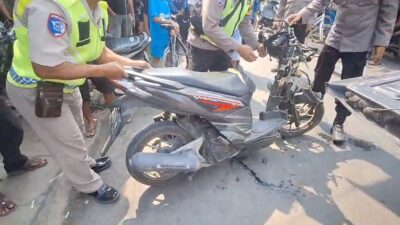 Dua motor terseret kereta api di perlintasan Kauman Brebes