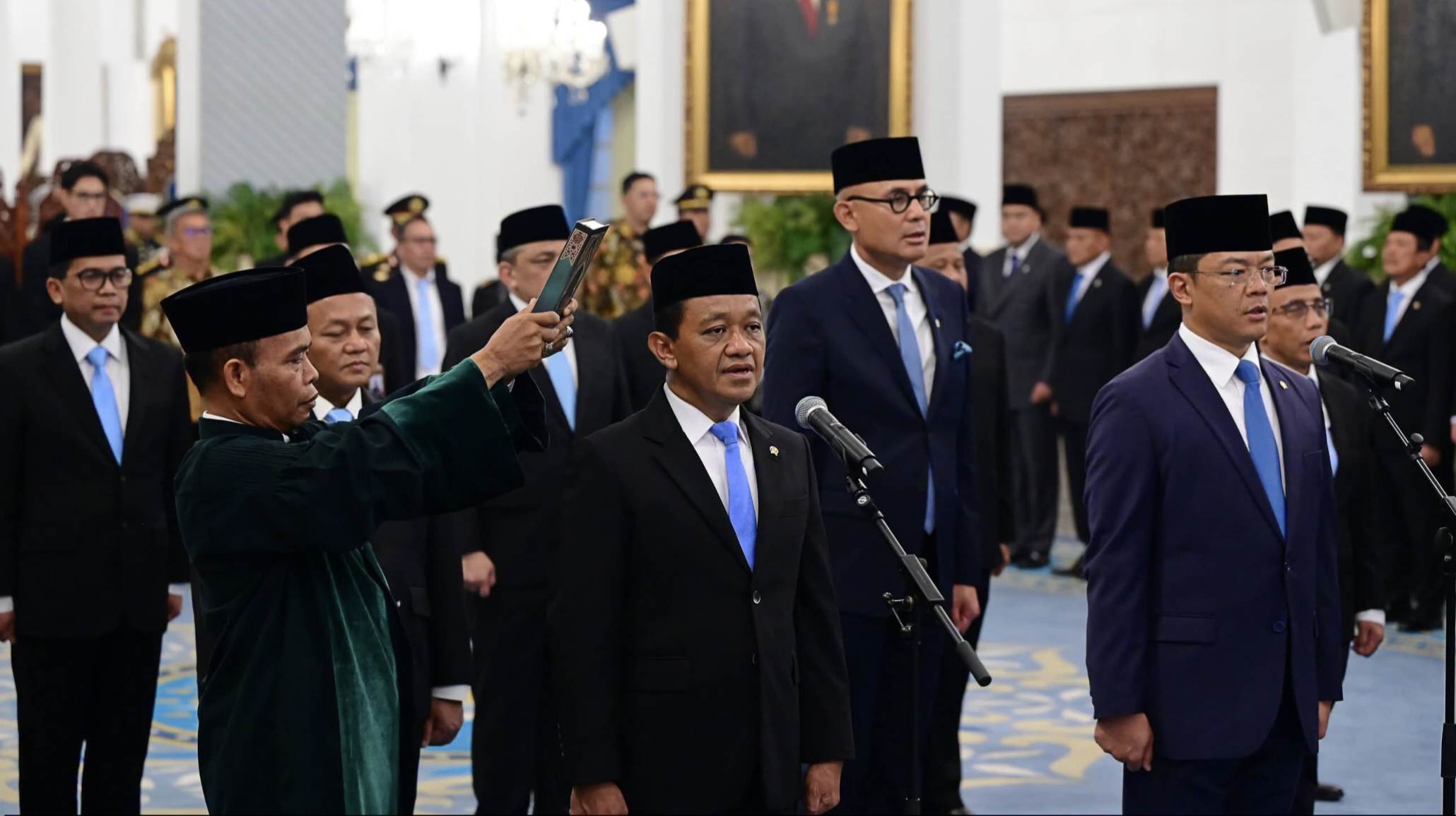 Presiden Prabowo Subianto melantik menteri dan pejabat baru Kabinet Merah Putih di Istana Negara
