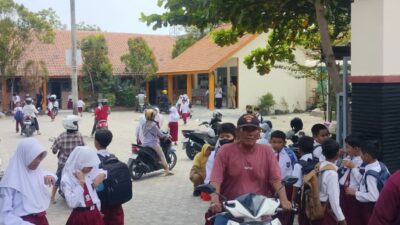 Sekitar 50 ribu siswa kelas 1 dan 2 SD di Kabupaten Brebes mendapatkan bantuan alat tulis dari pemerintah pusat