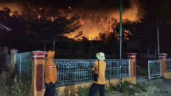 Petugas memadamkan karhutla di Indonesia pada awal Oktober 2026