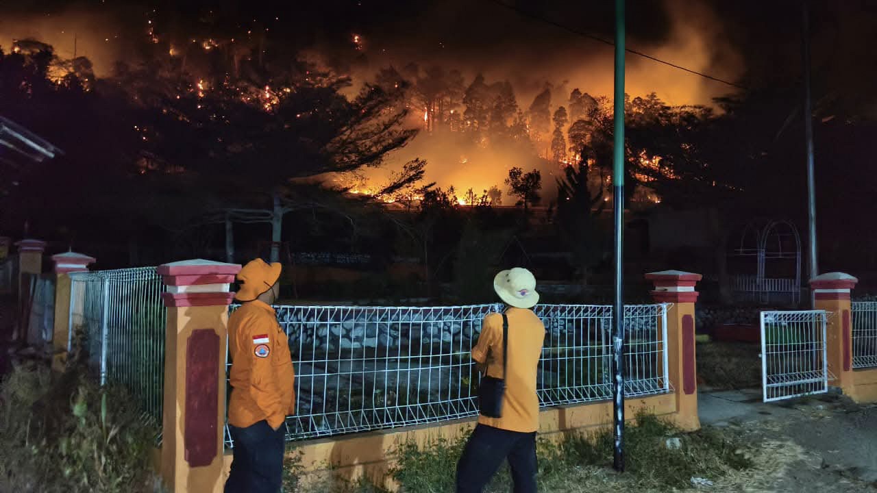 Petugas memadamkan karhutla di Indonesia pada awal Oktober 2026