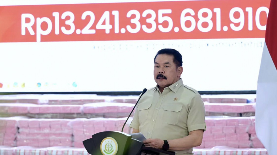 Presiden Prabowo menyaksikan penyerahan hasil penertiban kawasan hutan dan penyelamatan keuangan negara