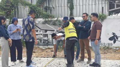 Petugas DPU Kabupaten Brebes meninjau lokasi pengerjaan perbaikan jalan strategis untuk memastikan target proyek tercapai.