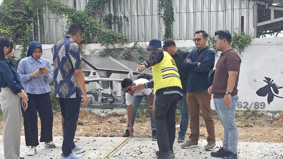 Petugas DPU Kabupaten Brebes meninjau lokasi pengerjaan perbaikan jalan strategis untuk memastikan target proyek tercapai.