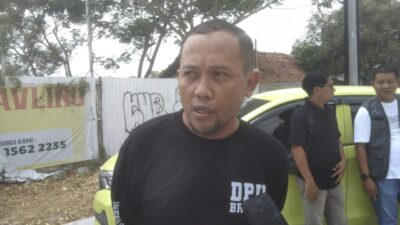 Kepala DPU Brebes Dhani Asmoro memberikan keterangan resmi terkait penundaan proyek Jembatan Losari.