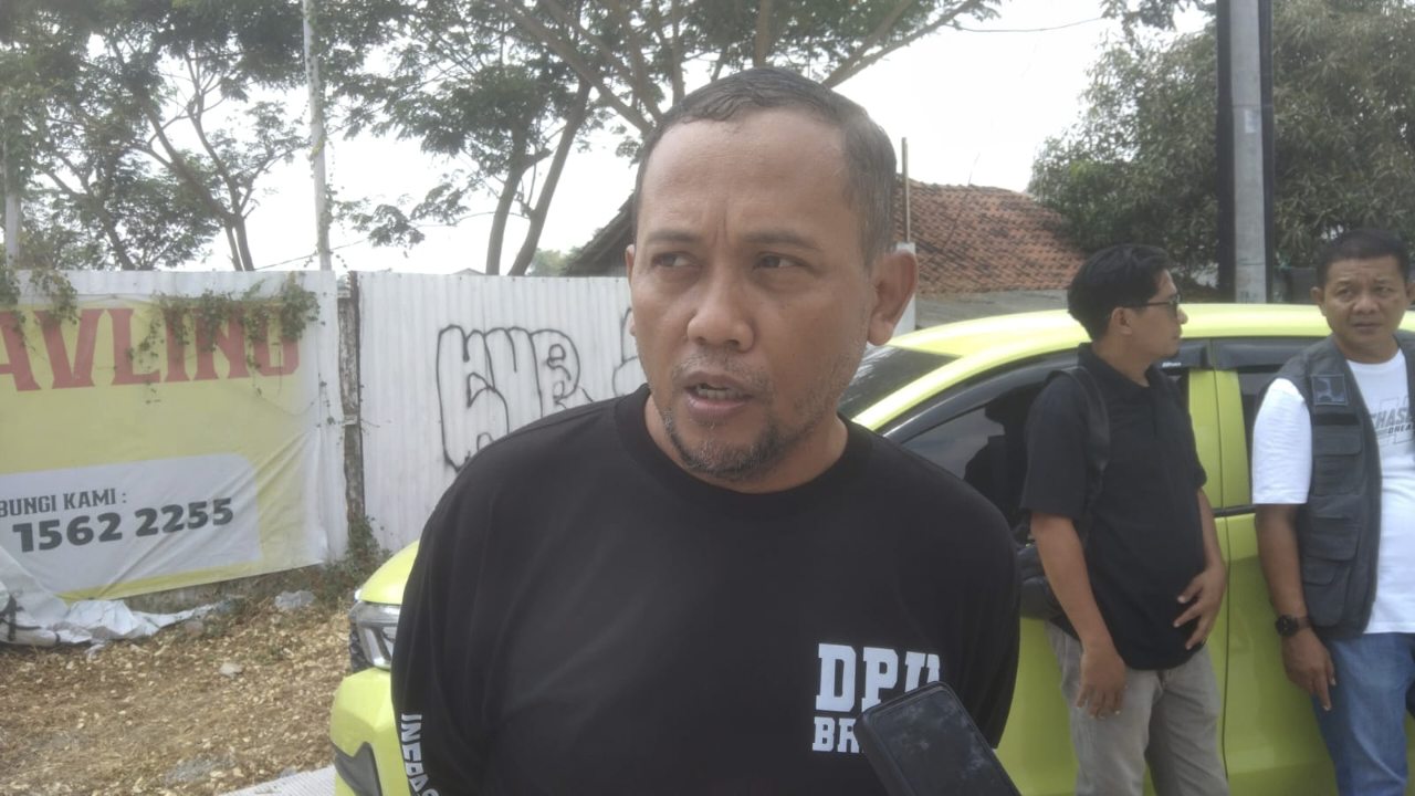 Kepala DPU Brebes Dhani Asmoro memberikan keterangan resmi terkait penundaan proyek Jembatan Losari.