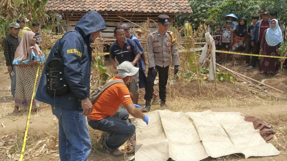 Garis polisi di sekitar lokasi kejadian kasus anak bunuh ayah kandung di Bantarkawung, Brebes.