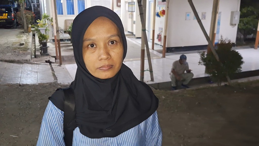 Zaitun, anak korban pembunuhan di Brebes saat memberikan keterangan kepada media.