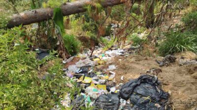 Sampah plastik dan bungkus kemasan dapur berserakan di kawasan hutan Desa Sridadi, Sirampog, Brebes.