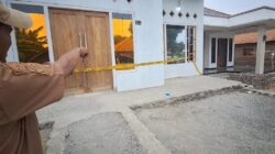 Rumah yang ditempati korban di Desa Bojong, Kecamatan Jatibarang, Kabupaten Brebes, dipasangi garis polisi setelah dugaan pembunuhan terungkap.