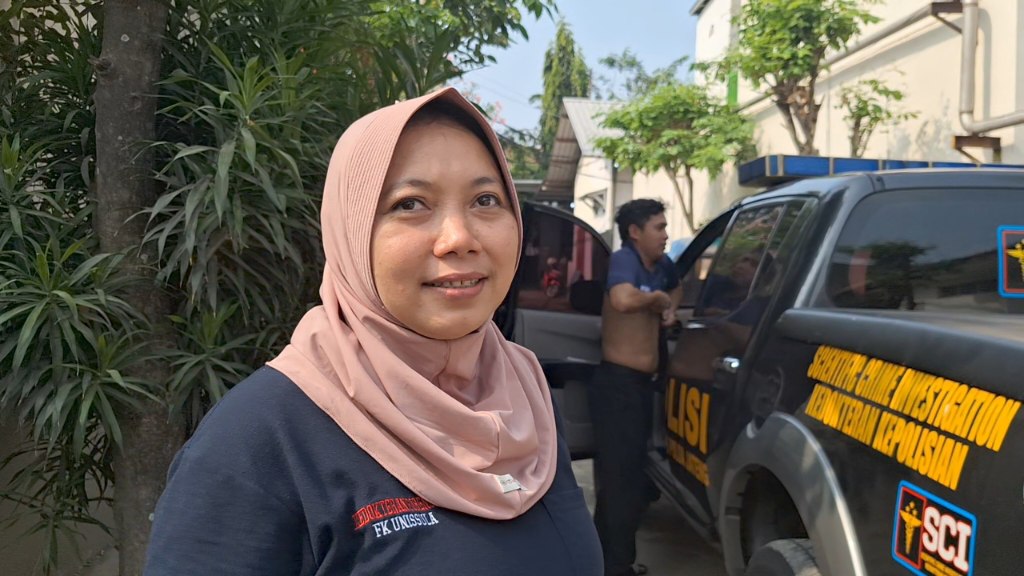Dokter Forensik Dokkes Polda Jateng usai melakukan autopsi jenazah korban dugaan pembunuhan terjadi di Desa Bojong, Brebes.