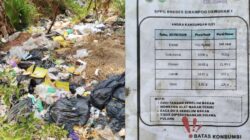 Tumpukan sampah plastik dan kemasan dapur di kawasan hutan Desa Sridadi, Sirampog, Brebes.