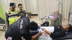 Dua orang tak dikenal diduga mencoba merampas iPhone 12 mini milik pemuda di Banjarharjo, Brebes. Korban mengalami luka sobek 10 cm akibat serangan celurit.