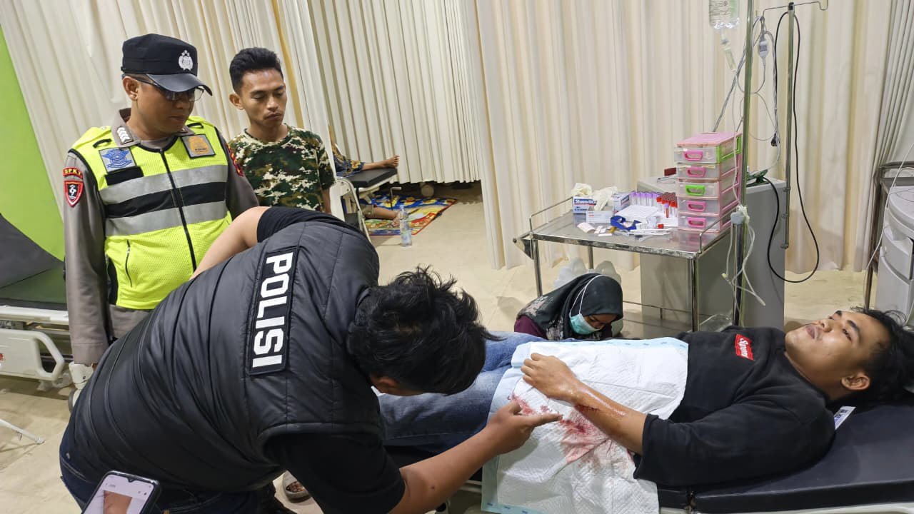 Dua orang tak dikenal diduga mencoba merampas iPhone 12 mini milik pemuda di Banjarharjo, Brebes. Korban mengalami luka sobek 10 cm akibat serangan celurit.